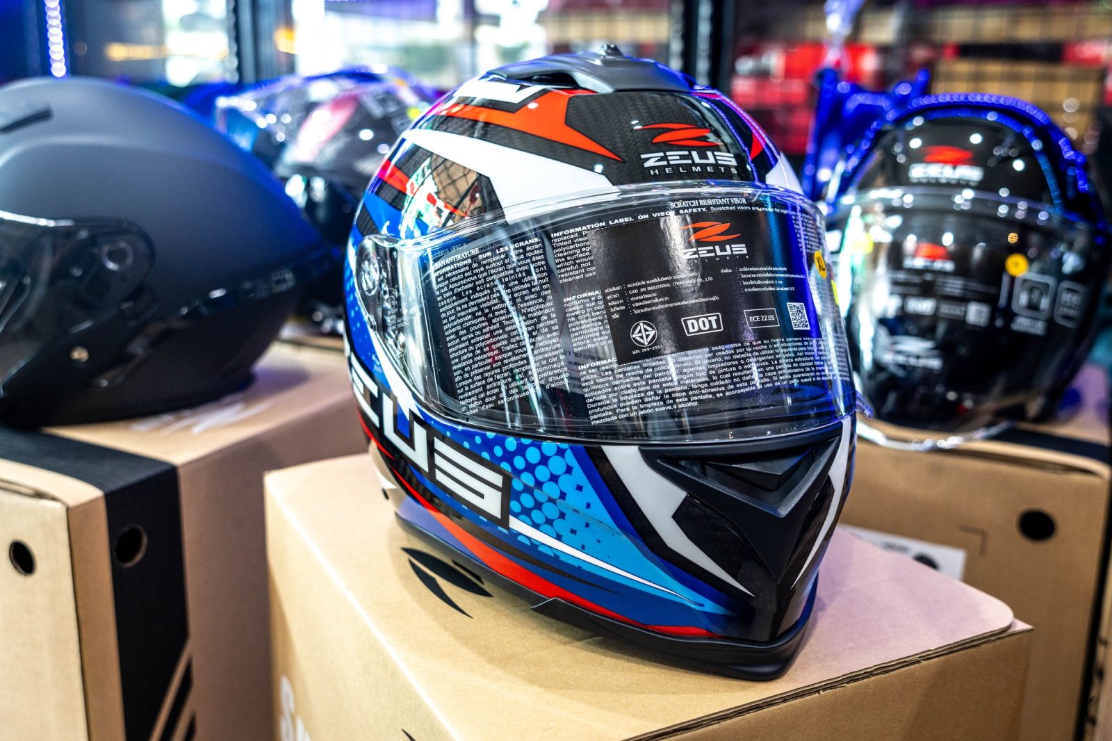 หมวกกันน็อค ZEUS ZS-1900 Lighting Tri-color  ฟรี ชิลด์ปรอทและสปอยเลอร์ตามสีตัวหมวก