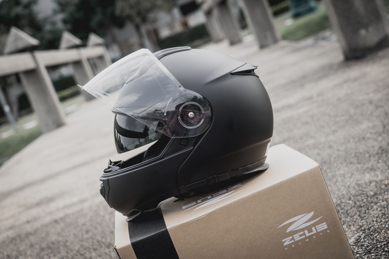 หมวกกันน็อค FLIP UP (ยกคาง)  ZS-3050DA  ล่าสุดของ ZEUS สำหรับปี 2026 สีใหม่ Matt Black