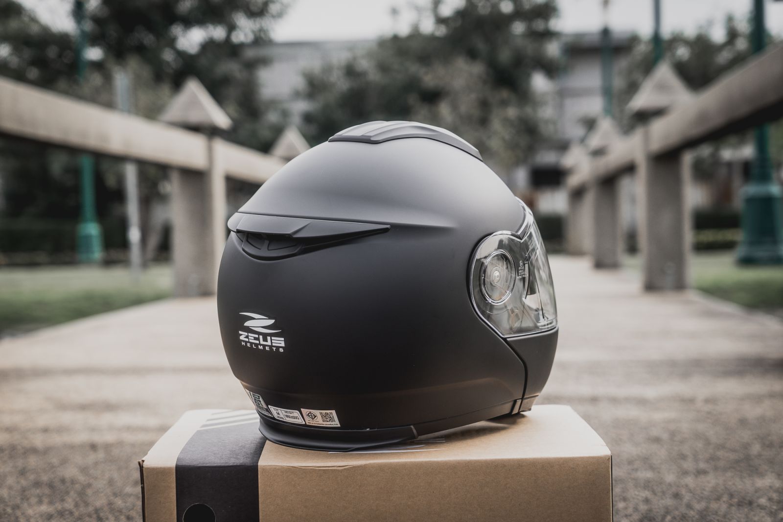 หมวกกันน็อค FLIP UP (ยกคาง)  ZS-3050DA  ล่าสุดของ ZEUS สำหรับปี 2026 สีใหม่ Matt Black