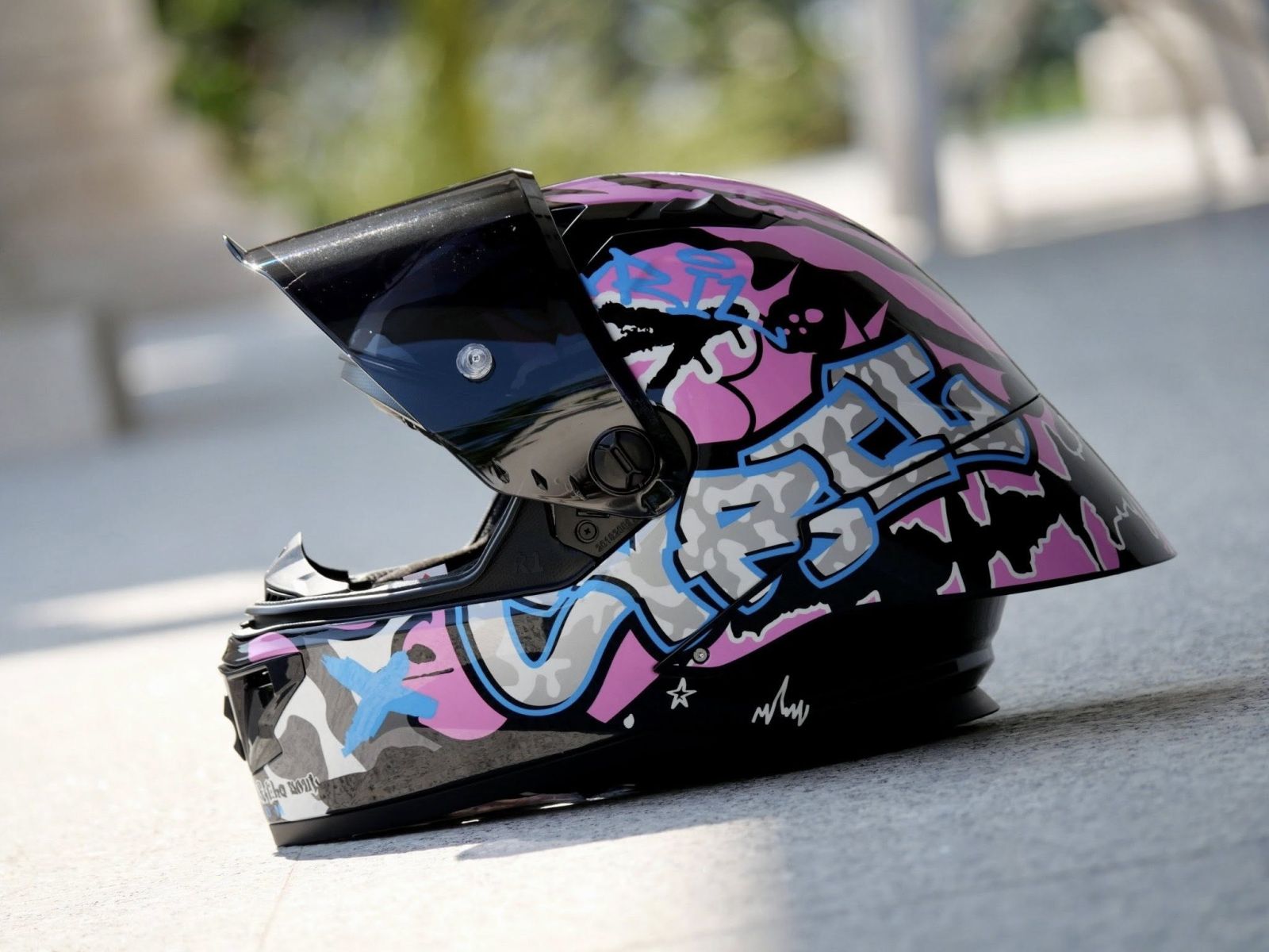 หมวกกันน็อค CYRIL รุ่น R1/R1 PRO รุ่นใหม่ล่าสุดGRAFFITI SERIE  ราคาเบาๆ รองรับการติดตั้ง Bluetooth แถมฟรีชิลด์ Smoke1 ชิ้น