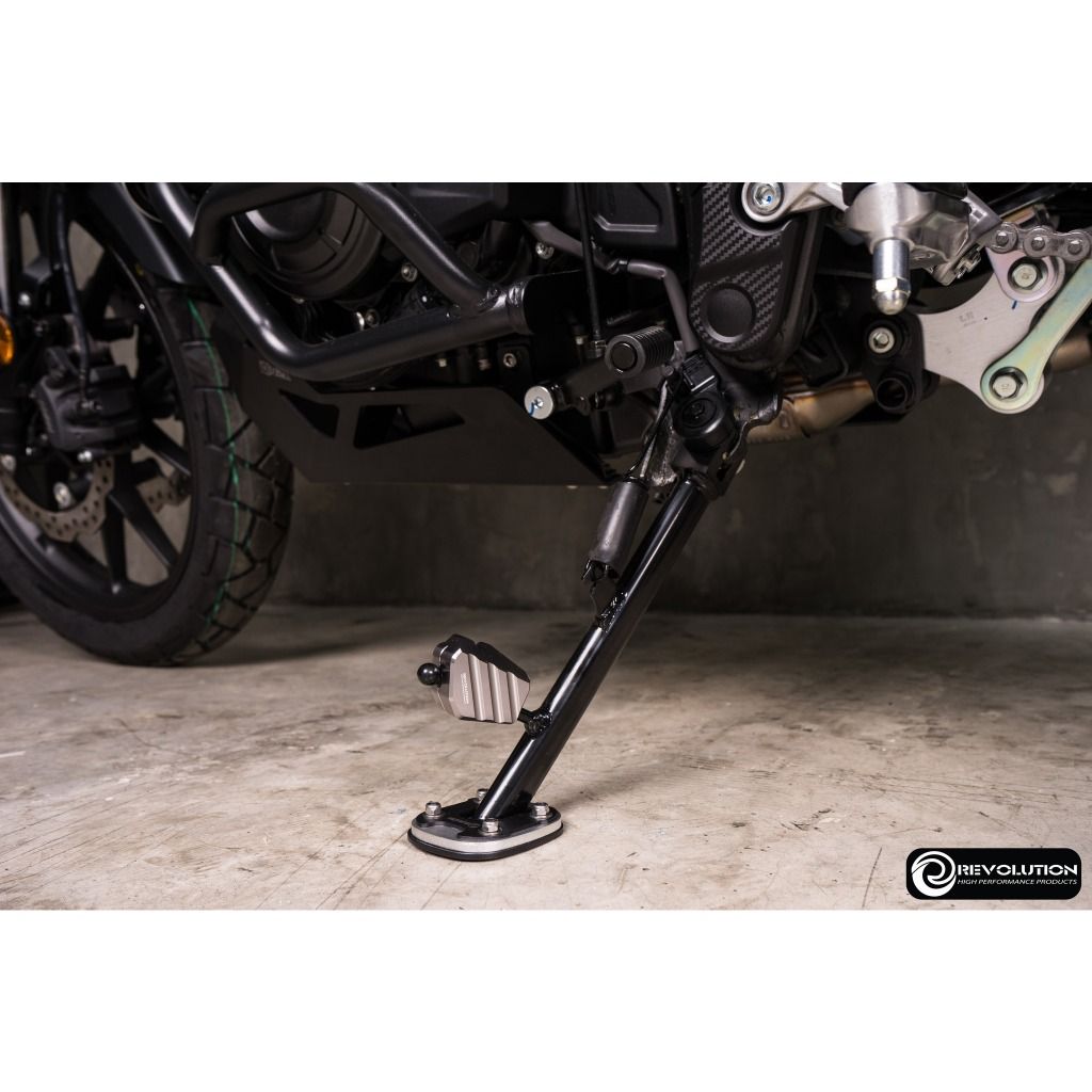 แผ่นรองขาตั้งข้าง (สแตนเลสดำ+มีเนียม) 2D แบรนด์ REVOLUTION ตรงรุ่น NX-500/CL300-500603.
