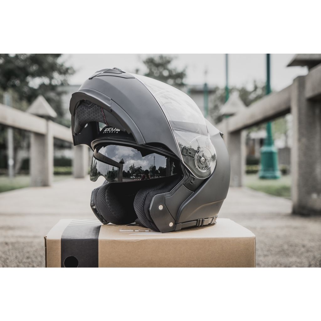 **หมวกกันน็อค FLIP UP (ยกคาง) ล่าสุดของ ZEUS Zs-3050 DA สำหรับปี 2026 สีพื้น MATT BLACK (Z004)