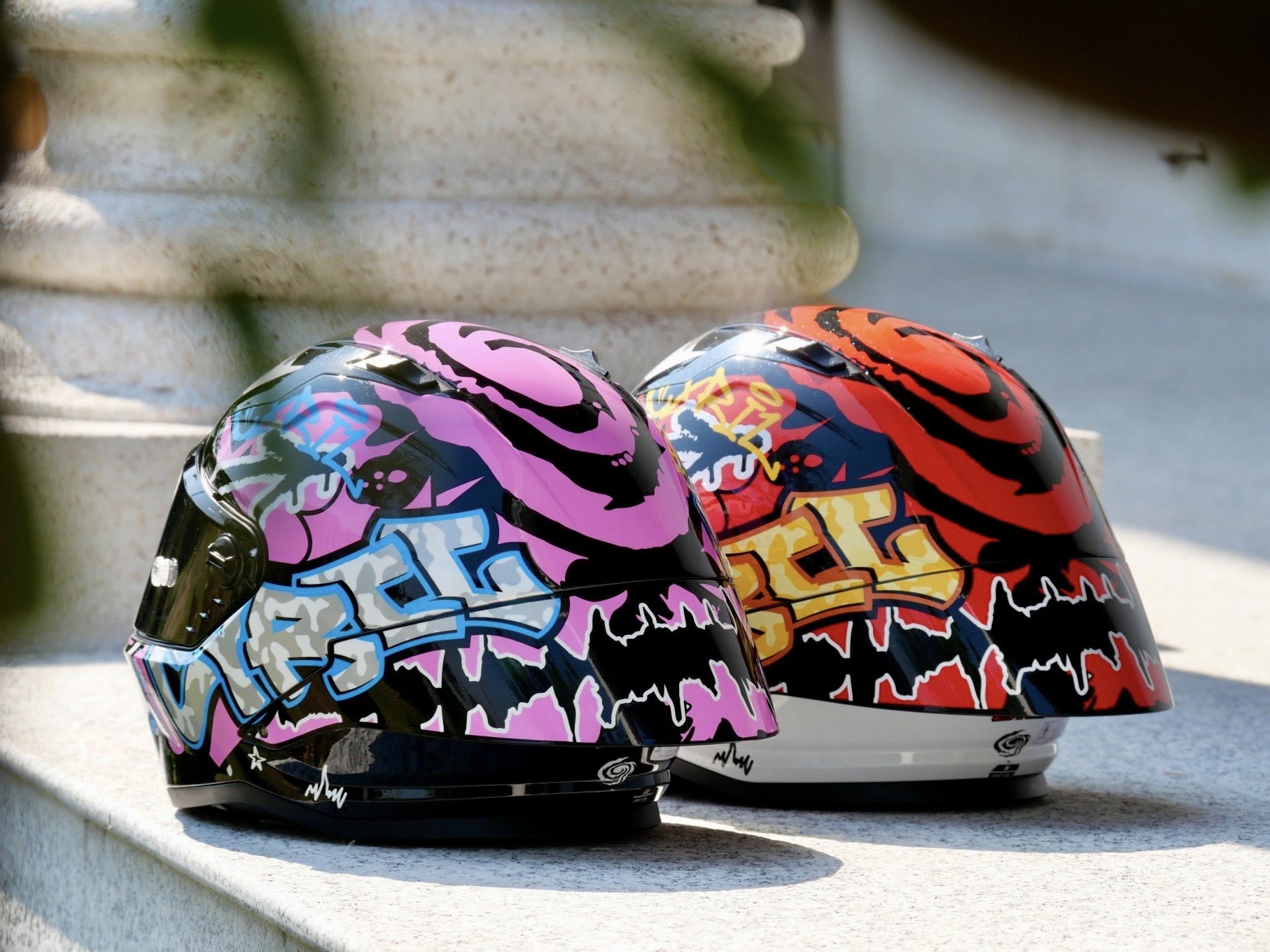 หมวกกันน็อค CYRIL รุ่น R1/R1 PRO รุ่นใหม่ล่าสุดGRAFFITI SERIE  ราคาเบาๆ รองรับการติดตั้ง Bluetooth แถมฟรีชิลด์ Smoke1 ชิ้น