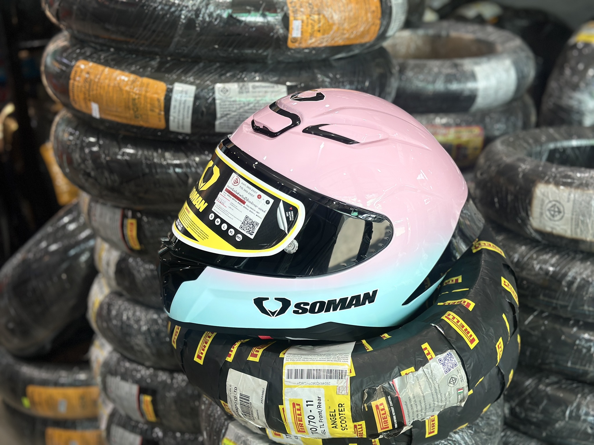 หมวกกันน็อค Soman SM973 เป็นหมวกกันน็อคเต็มใบสไตล์สปอร์ตมีน้ำหนักเบา นวมใส่สบาย และรองรับการติดตั้งบลูทูธ 